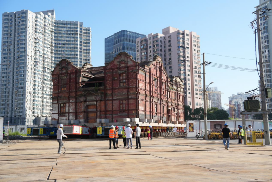 虹口区106街坊风貌建筑顺利平移至中间址